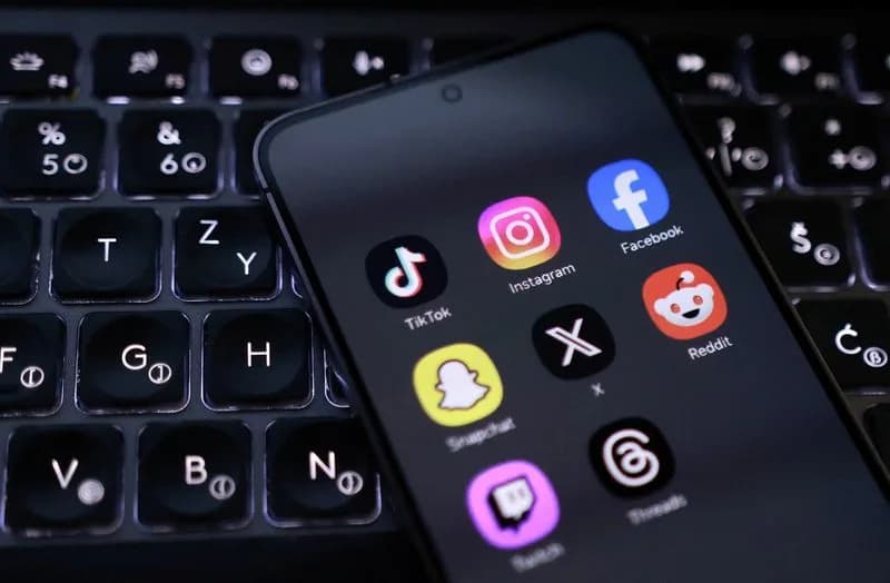 Većina britanskih tinejdžera protivi se australskom modelu zabrane društvenih mreža — za i protiv