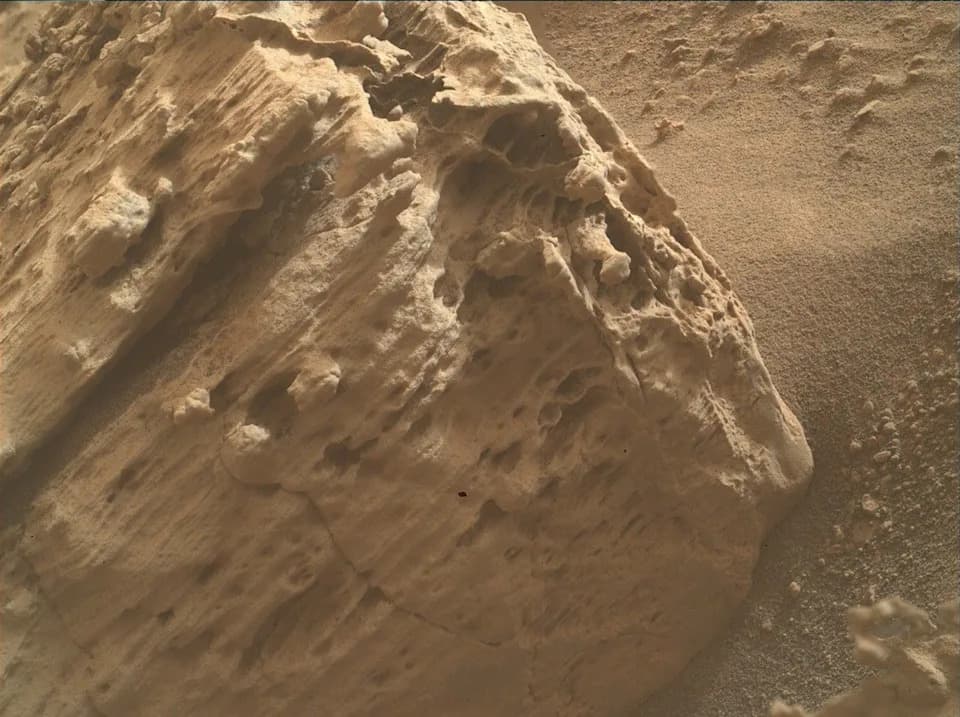 Curiosity snimio „Timboy Chaco“ na Mount Sharpu — izbodena stena koja otkriva tragove vode