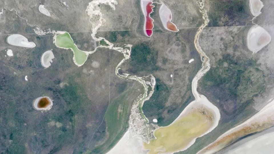 Duginobojna fantomska jezera oko „Velikog belog mesta“: spektakl na Etosha Panu snimljen iz svemira