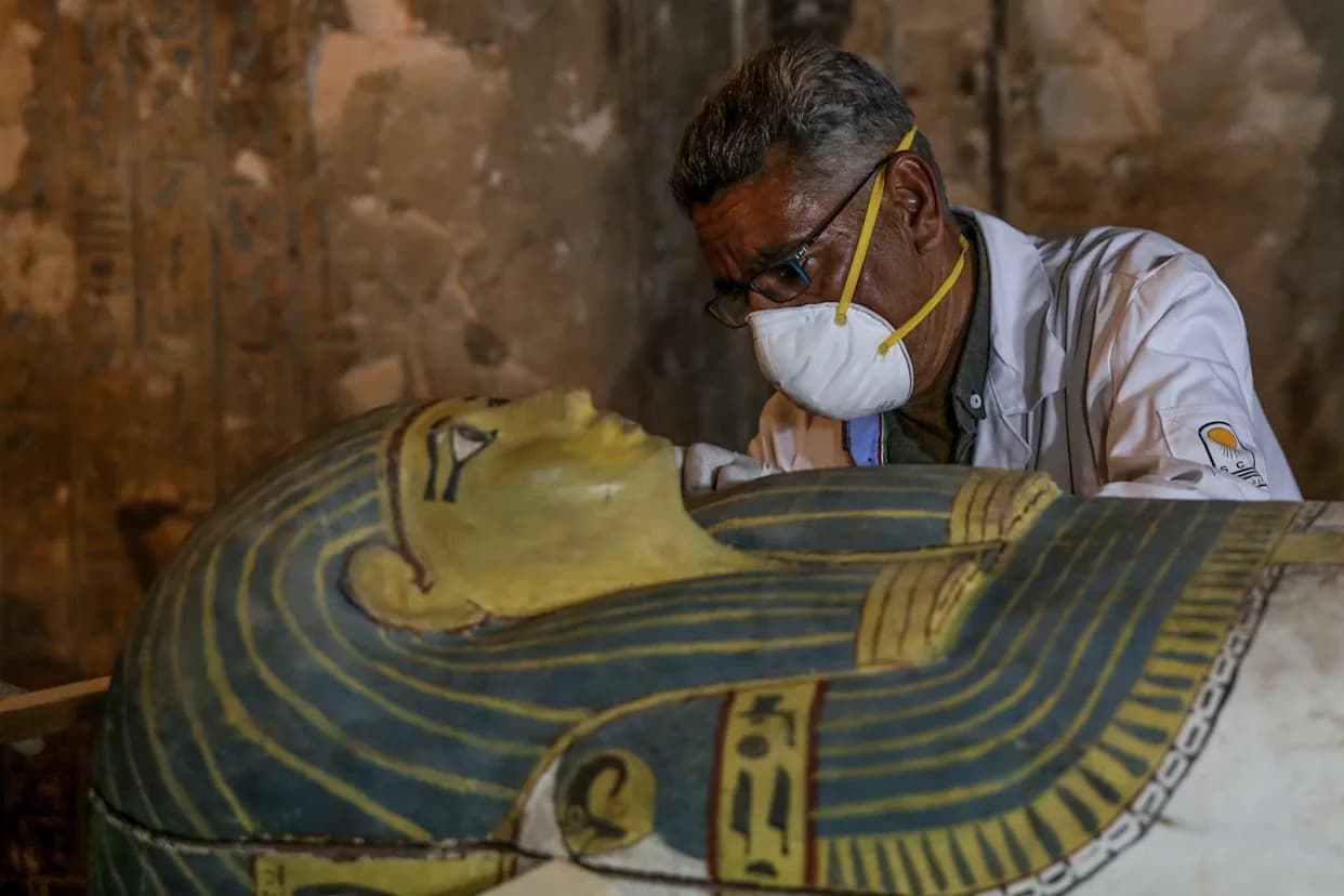 Otkriveno 22 Sarkofaga Stara ~3.000 Godina u Tebaškoj Nekropoli — Pevači/Pevačice Amuna i Zapečaćeni Papirusi