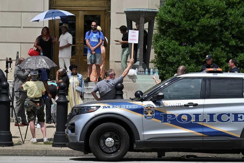 DOJ Traži Obustavu Postupka Protiv Dvojice Bivših Policajaca Povezanog Sa Smrću Breonne Taylor