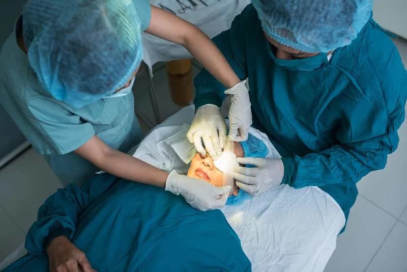 Zašto se pojavljuju ožiljci posle operacije katarakte? Novi uvid u ulogu NR2F1 i STAT3