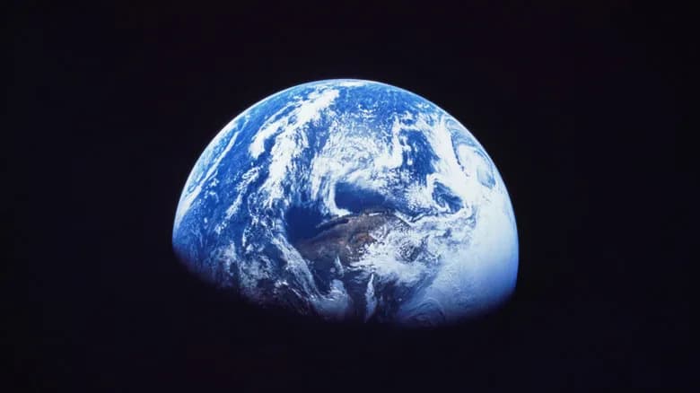 Ogroman „Okean“ Zarobljen U Steni 400 Milja (≈644 km) Ispod Nogu