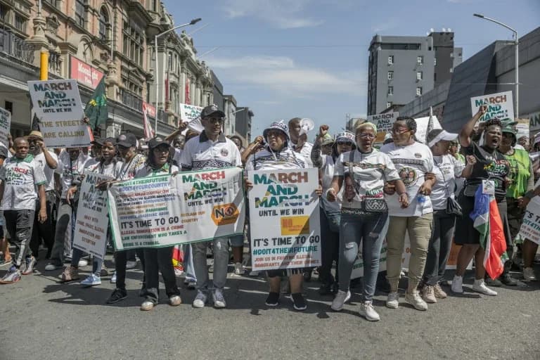 Sukobi u Durbanu: Policija Upotrebila Gumene Metke i Suzavac Tokom Antimigrantskog Protesta