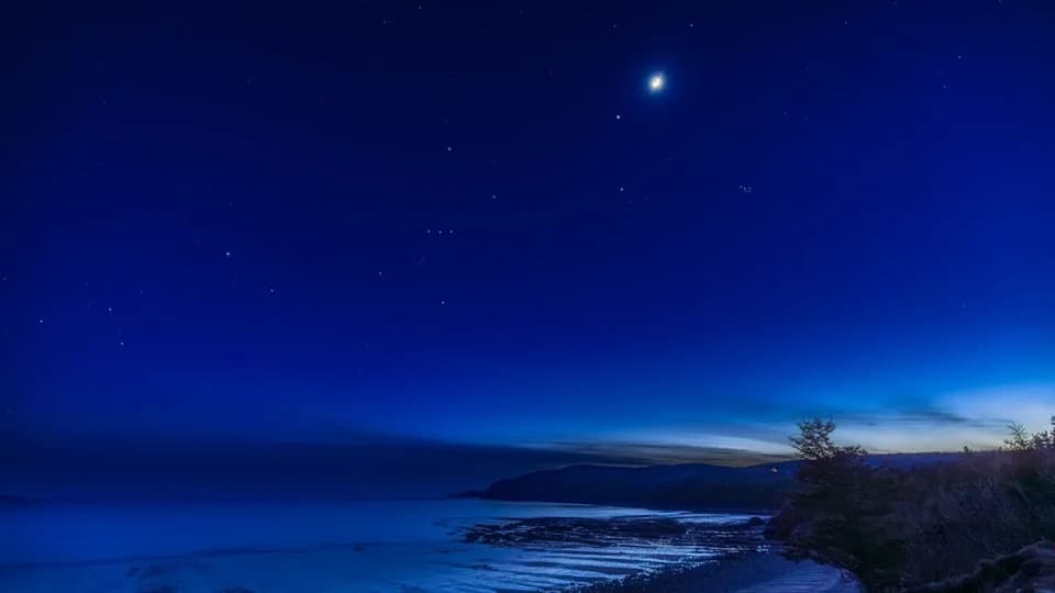 26. mart — Mesec i Jupiter Prave Večernju Šetnju: Kako i Kada Ih Videti