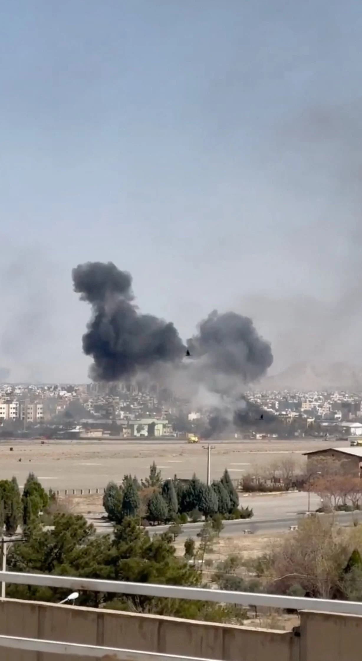 Rat se širi: Dva tinejdžera poginula u Širazu, dve žrtve u Abu Dabiju nakon pada krhotina rakete