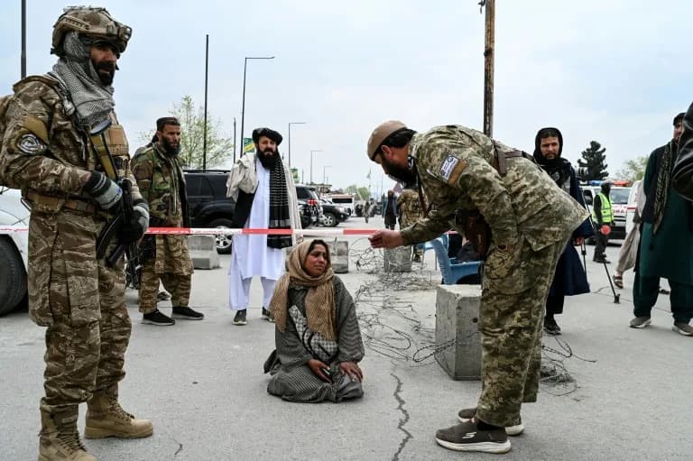 Traže odgovore: Porodice žrtava udara u Kabulu pretražuju kovčege i masovne grobnice