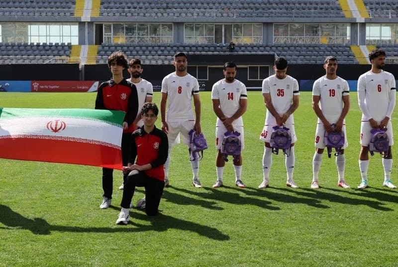Iranski fudbaleri u Beleku nose školske torbe i crne trake kao protest zbog ubijenih devojčica