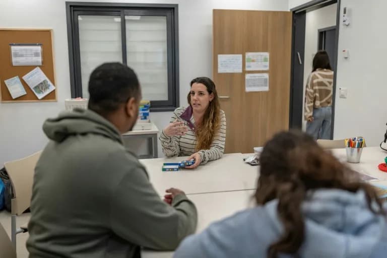 U Izraelu sirene izazivaju anksioznost i etičke dileme — kako rat pogoršava stanje ljudi sa mentalnim problemima i invaliditetom