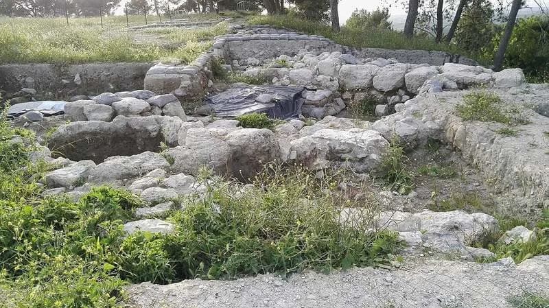 Masovna dečja grobnica iz Persijskog doba otkrivena u cisterni na Tel Azekah