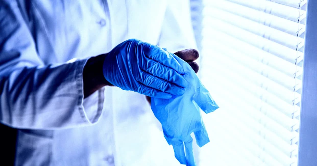 Rukavice Iz Pakovanja Mogu Lažno Prikazati Mikroplastiku — Istraživanje Univerziteta Michigan Otkriva Neočekivani Izvor Kontaminacije