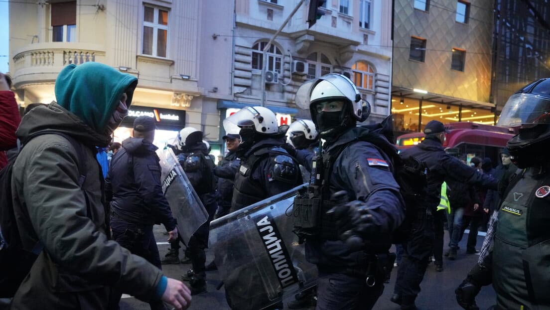 Incidenti ispred Rektorata UB: Pretres, zaplena pirotehnike i sukobi sa policijom