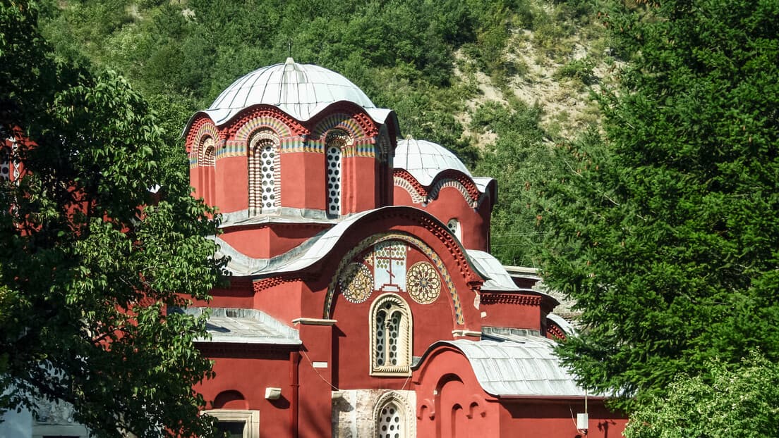 Pećka patrijaršija: Spor oko „albanske“ interpretacije Arheološkog muzeja u Peći i reakcije državnih institucija