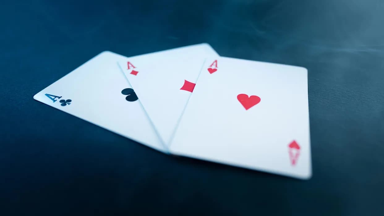 Sav taj razgovor mađioničara? Ispitivanje pokazuje da „patter“ ne odvlači pažnju kod Three‑Card Monte