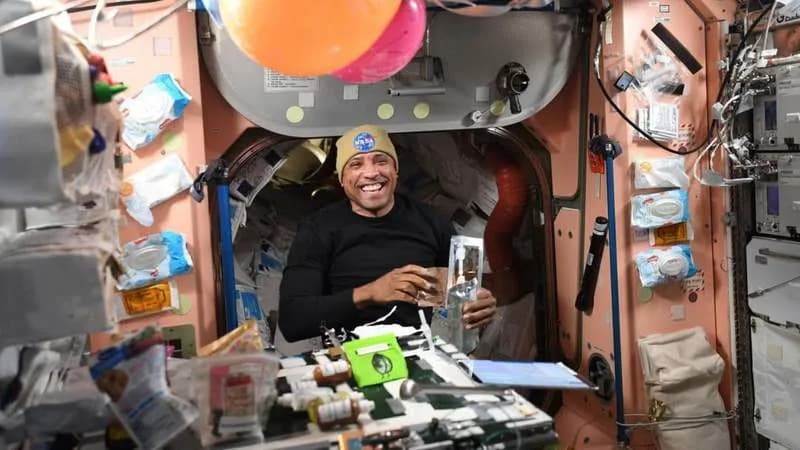 Victor Glover: Od NCAA Rvača do Pilota Artemis II — Potencijalna Istorija Orbitiranja Meseca