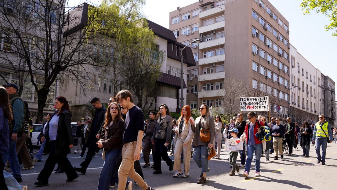 Sloboda studentima: Studenti "Blokade" prošetali, blokirali saobraćaj i položili venac