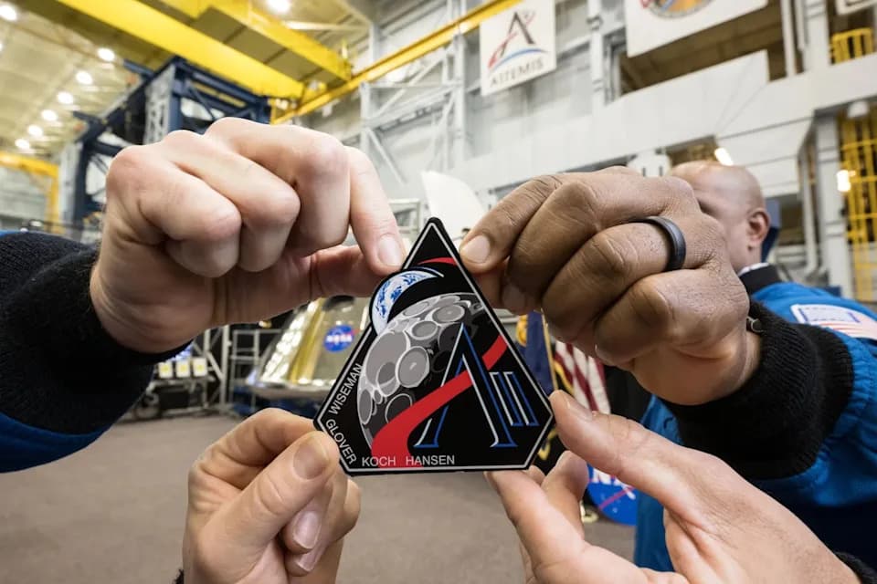 Umetnik iz Fort Thomasa Dizajnirao Amblem Misije Artemis II — Patch Koji Nose Članovi Posade