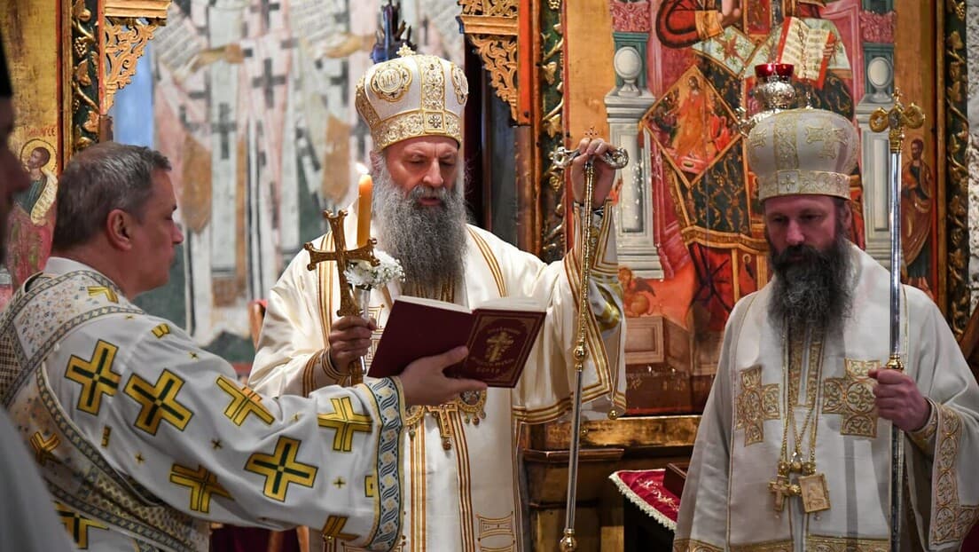 Patrijarh Porfirije Predvodio Vaskršnju Liturgiju U Pećkoj Patrijaršiji — Poruka Ljubavi I Pobeđivanja Smrti