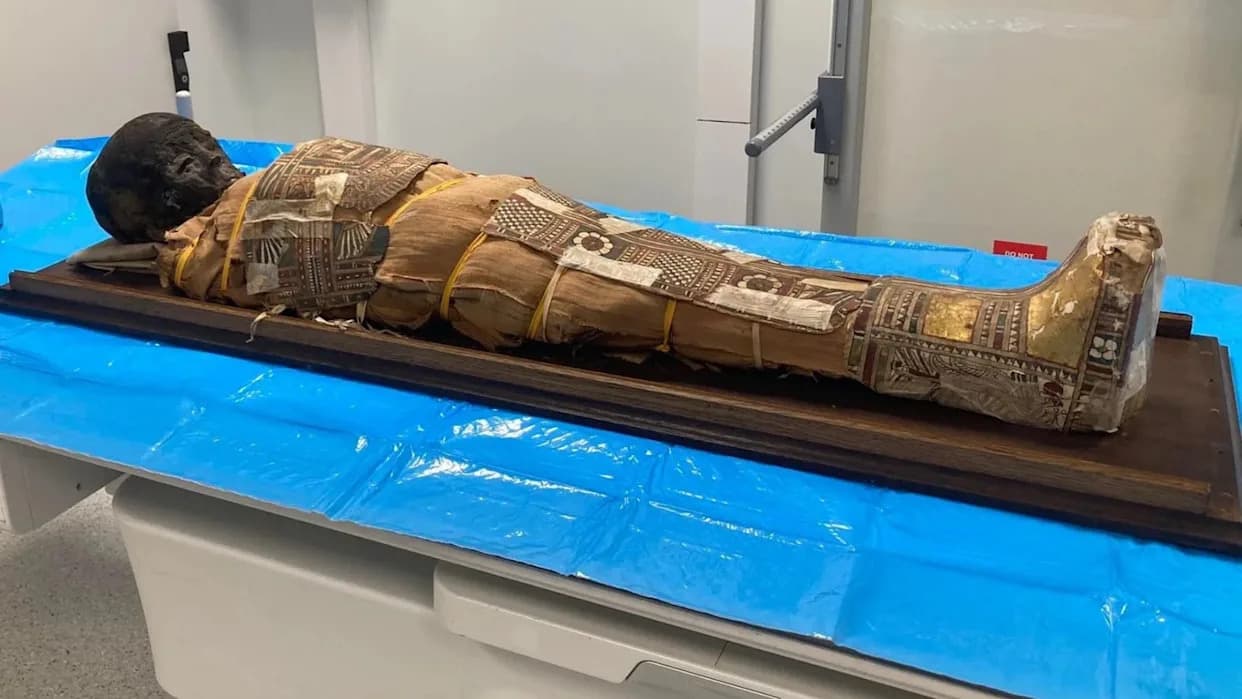 Misterija rešena delimično: Neidentifikovani predmet pronađen na grudima 2.000‑godina stare egipatske mumije deteta