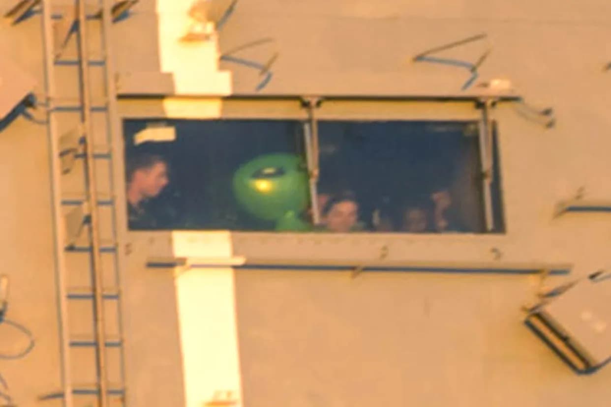 Mali zeleni vanzemaljac dočekao posadu Artemis II nakon sletanja u Pacifik — trenutak koji je postao viralan