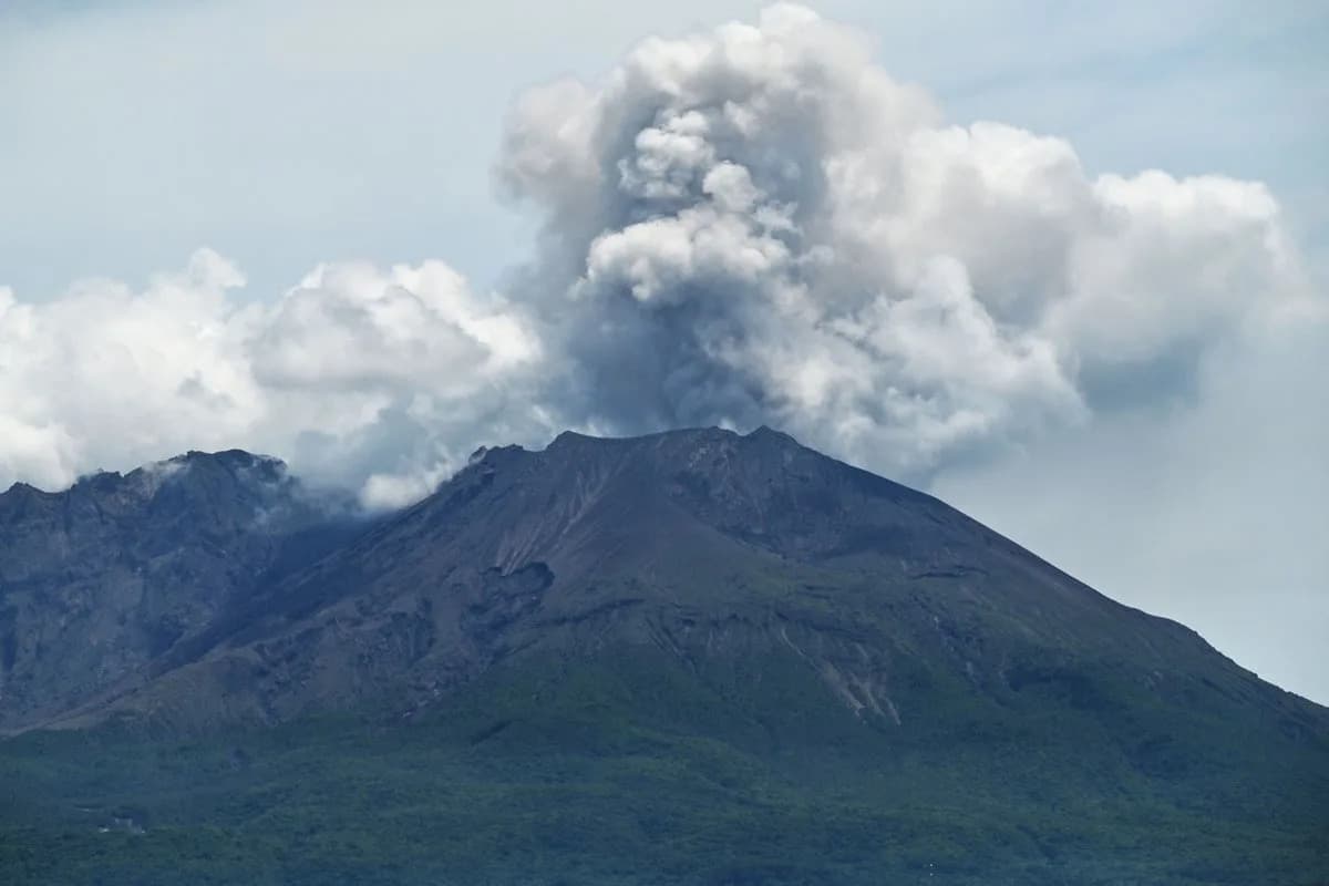 Sakurajima eruptirala — oblak pepela visok 3,4 km, letovi u Kagoshimi obustavljeni