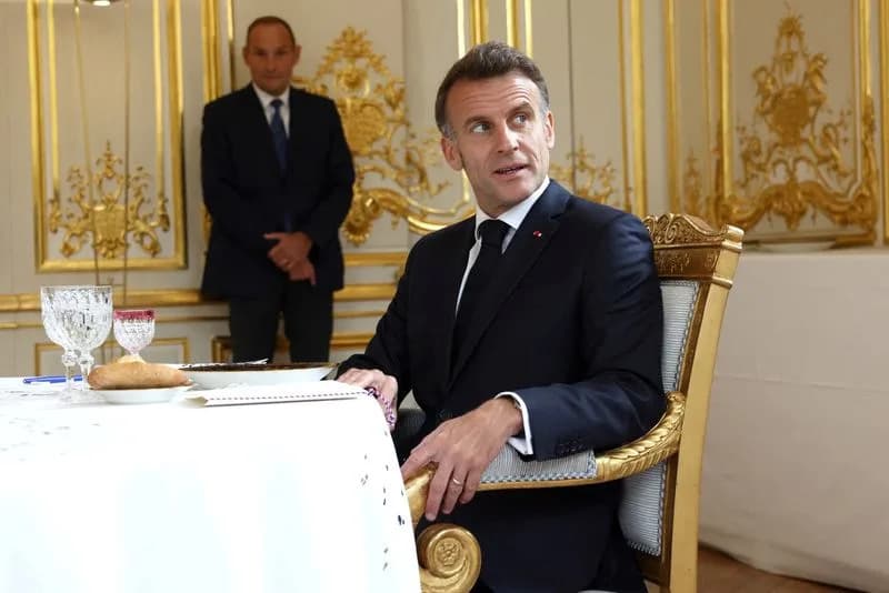 Više od 100 autora napustilo Grasset: Macron brani uređivački pluralizam dok raste uticaj Vincenta Bollorea