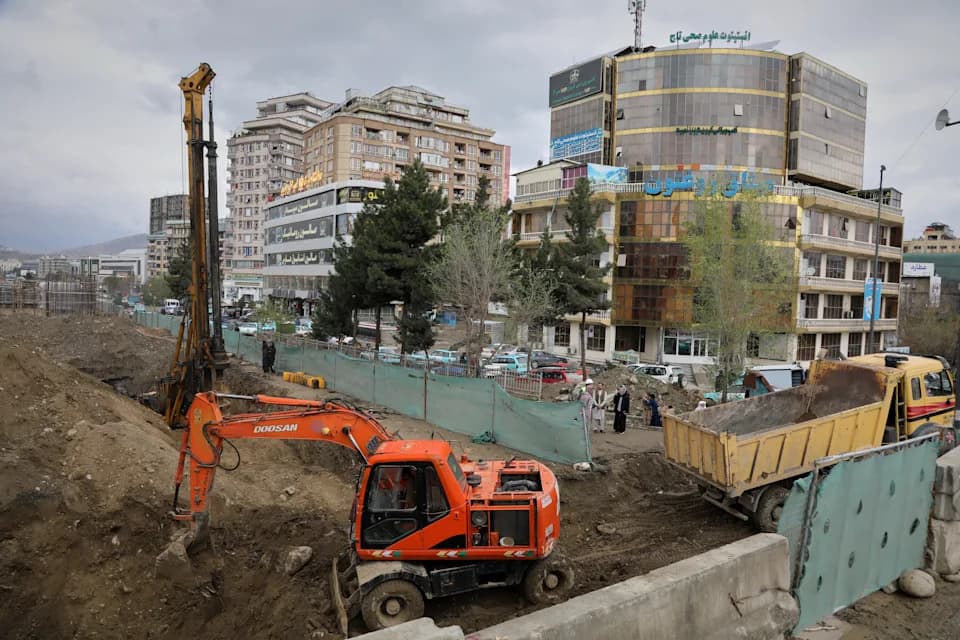 Čak i mrtvi moraju da ustupe mesto: Izgradnja puteva menja Kabul i živote njegovih stanovnika