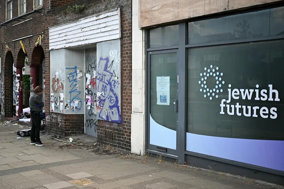 Protivteroristička policija istražuje pokušaj paljenja nekadašnje zgrade jevrejske dobrotvorne organizacije u Hendonu