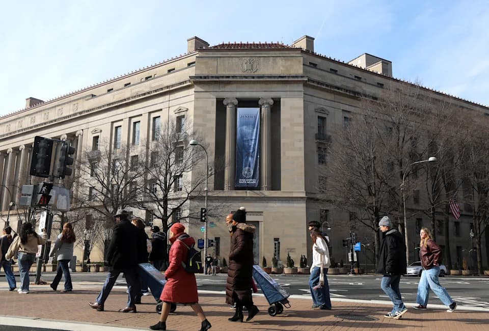 Masovni odlasci istanjuju FBI i Ministarstvo pravde SAD — ubrzano zapošljavanje izaziva kritike o snižavanju standarda