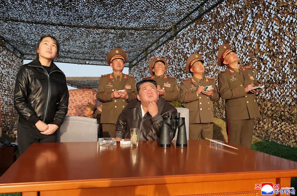 Severna Koreja Ponovo Testirala Rakete Sa Klaster Bojevim Glavama; Kim Posmatrao Lansiranja Sa Ćerkom