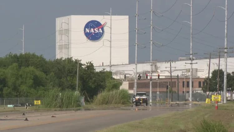 Put ka Mesecu: NASA iznosi najveći deo SLS rakete iz New Orleansa za misiju Artemis III