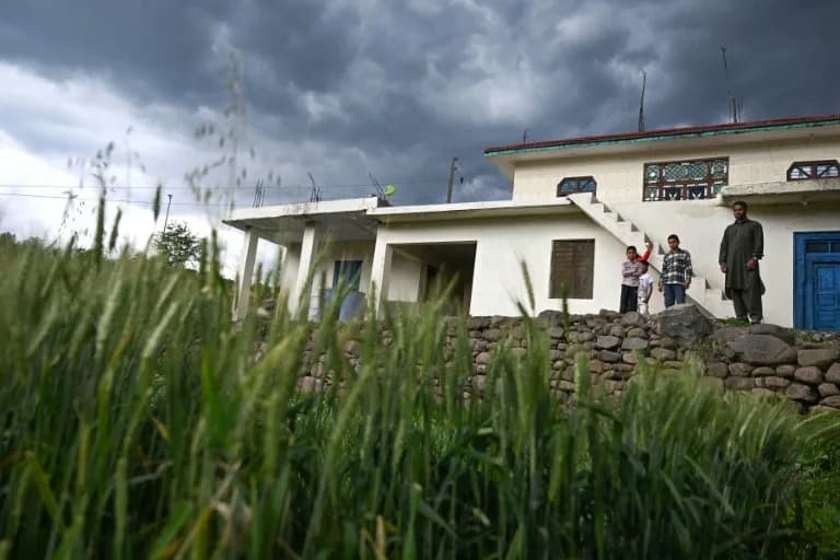 Godinu dana posle eskalacije: Meštani podeljenog Kašmira žive u strahu i prave improvizovane bunkere