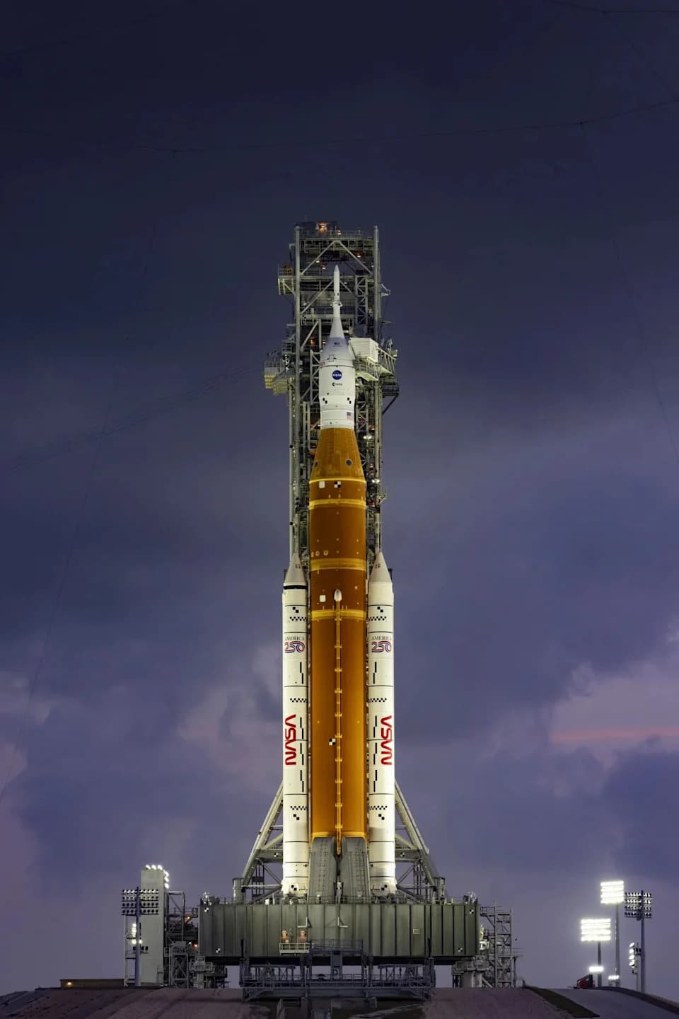 NASA Pokrenula Pripreme za Artemis III: Glavni Stejdž SLS Rolovan ka Floridi