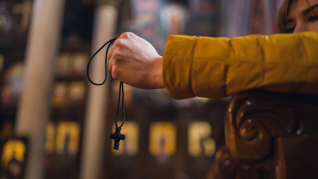 Oskrnjenje svetinja na Karaburmi: Crvenom bojom oštećene ikone Isusa i Bogorodice