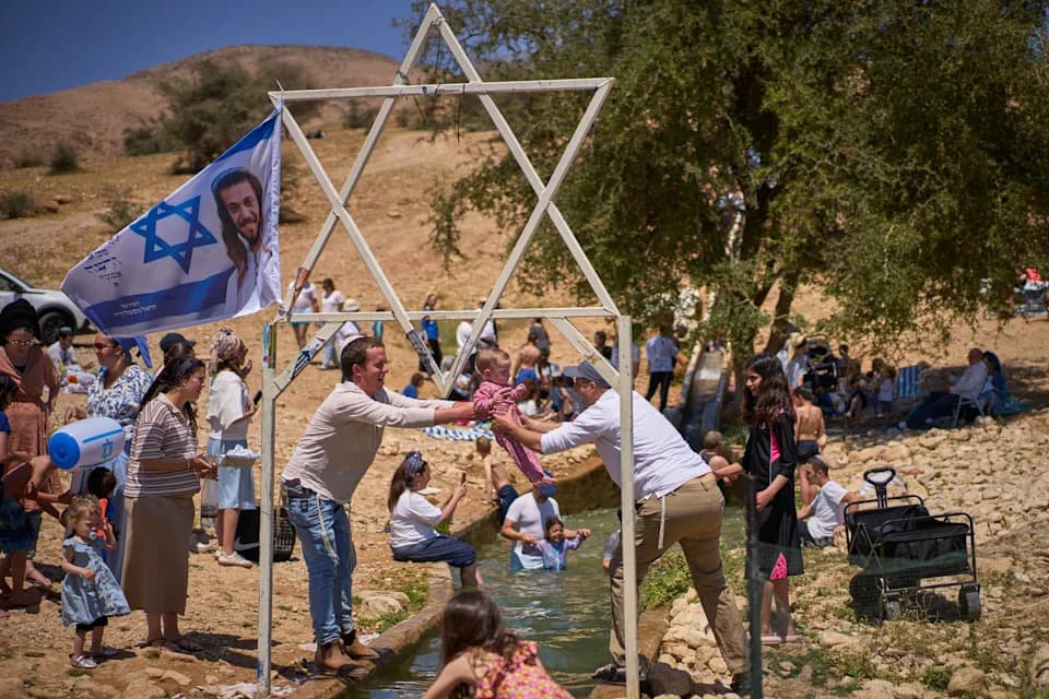 Izraelci Slave Na Izvoru U Auji Dok Tenzije I Prisilna Iseljenja Rastu