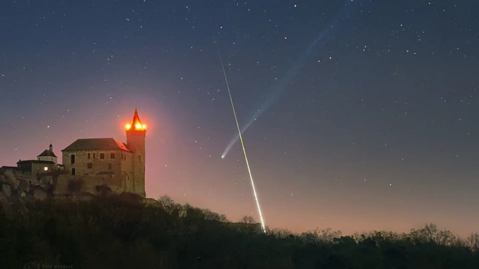 Neverovatan Nebeski Kadar: Vatreni Meteorit ‘Photobombovao’ Kometu PanSTARRS Iznad Zamka