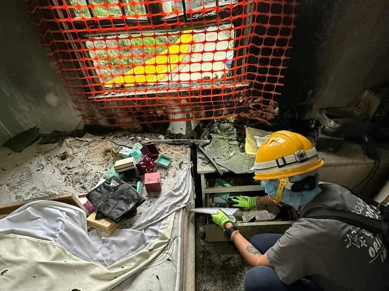 Fotografije, odeća, urne: Stanari Wang Fuk Courta se vraćaju u spaljene domove posle katastrofalnog požara