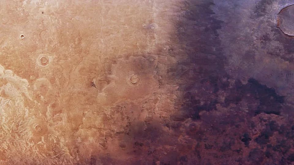 Mars se menja: Vulkanski pepeo i skriveni led na novim snimcima Mars Expressa