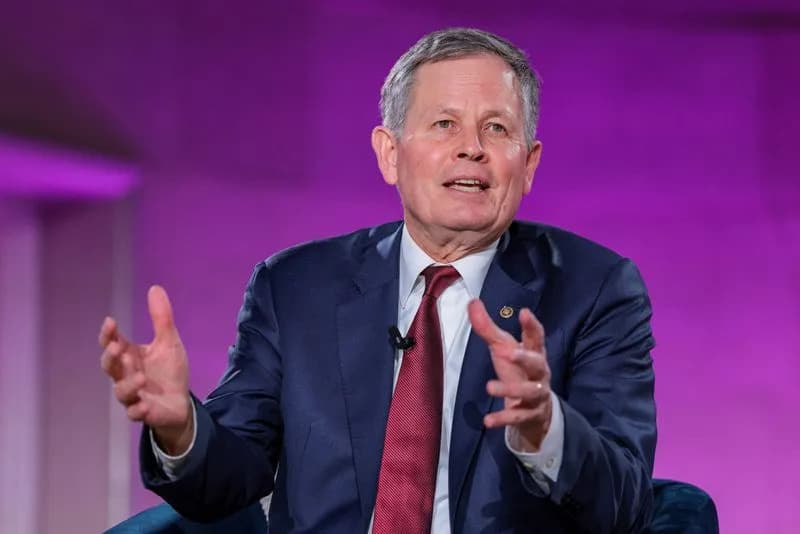 Steve Daines Predvodi Petočlanu Bipartisansku Delegaciju U Kinu Pre Trampove Posete