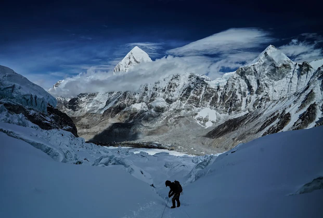 Ogroman serak iznad baznog kampa na Everestu zaustavio stotine penjača