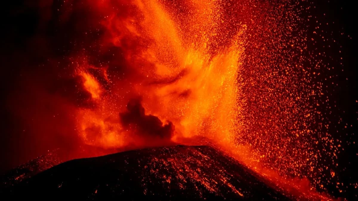 Zašto Etna Stalno Izbacuje Alkalnu Magmu? Novi Dokazi O 'Petit-Spot' Mehanizmu