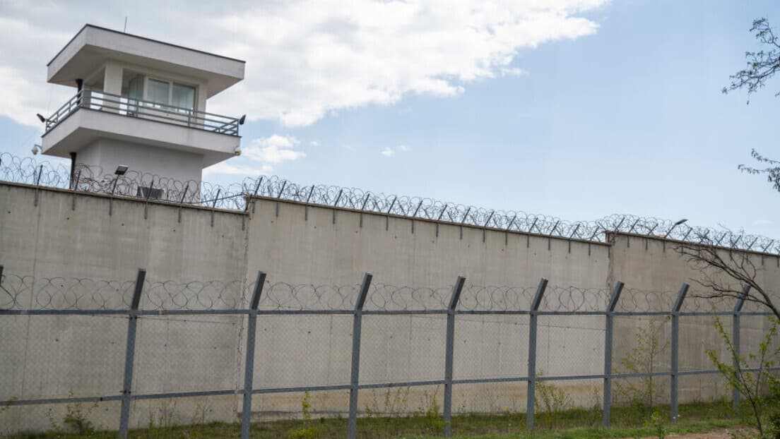 Lisice, modrice i izolacija: Kako žive Srbi u zatvorima na KiM prema izveštajima i svedočenjima