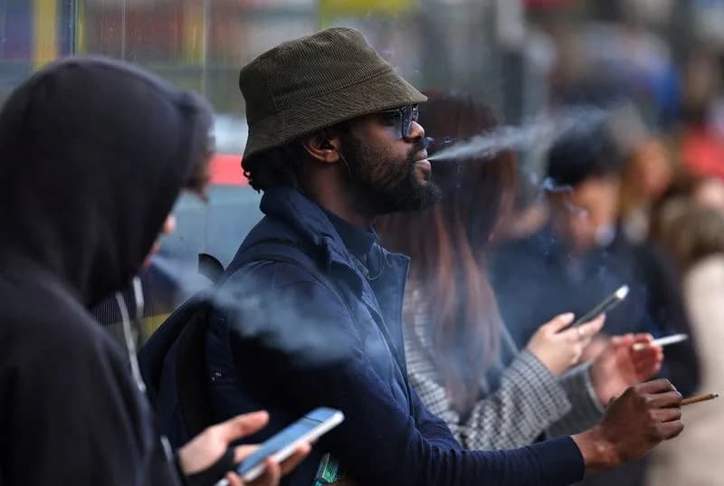 Velika Britanija Uvodi Doživotnu Zabranu Kupovine Cigareta Za Buduće Generacije