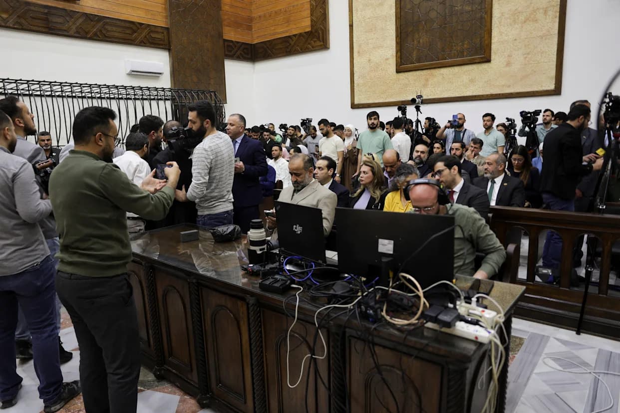 Sudija Koji Je Prebegao Vratio Se Na Klupu — Simbolika Suđenja Asadu i Najibu
