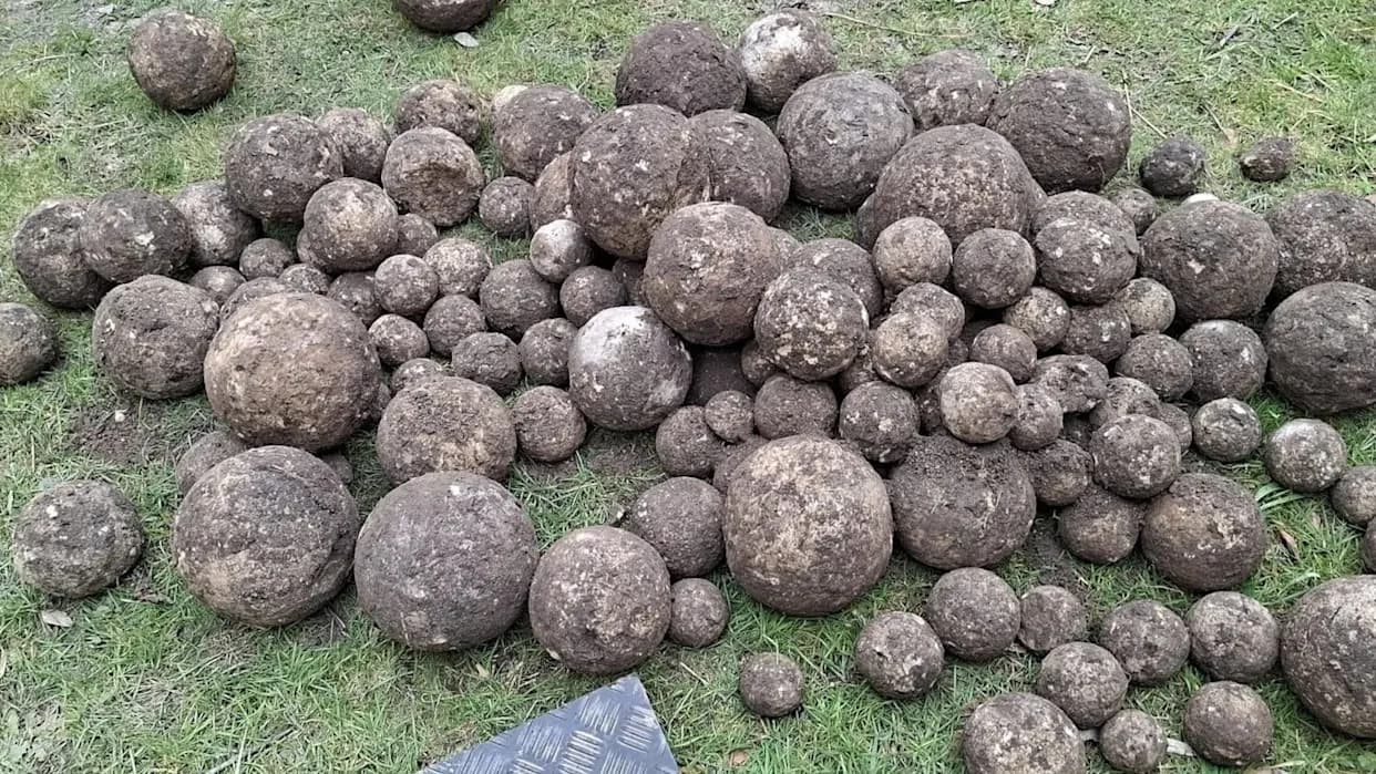 Desetine srednjovekovnih topovskih kugli i neeksplodirana granata pronađeni u Nieuwpoortu
