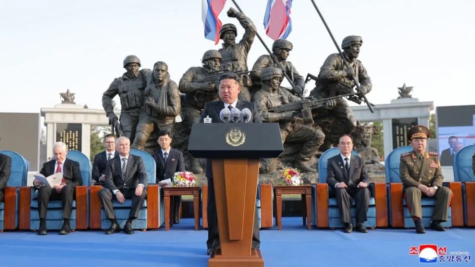 Kim Jong Un Hvali Vojnike Koji Su Izabrali Smrt Umesto Zarobljavanja Na Otvaranju Memorijala