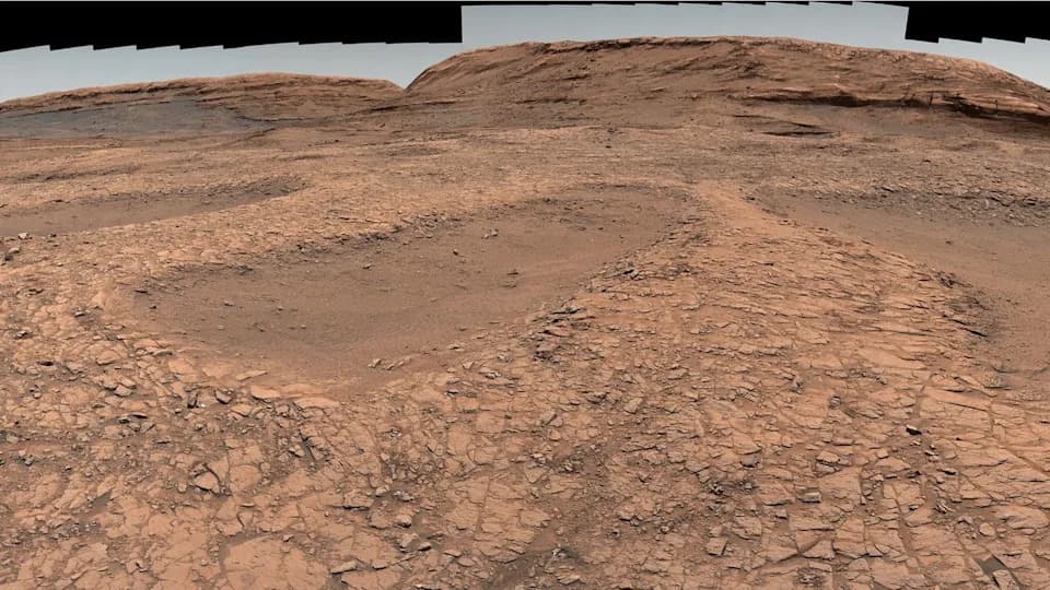 Pogled iz Dve Perspektive: Curiosity i Perseverance Objavile Impresivne Panorame Marsa