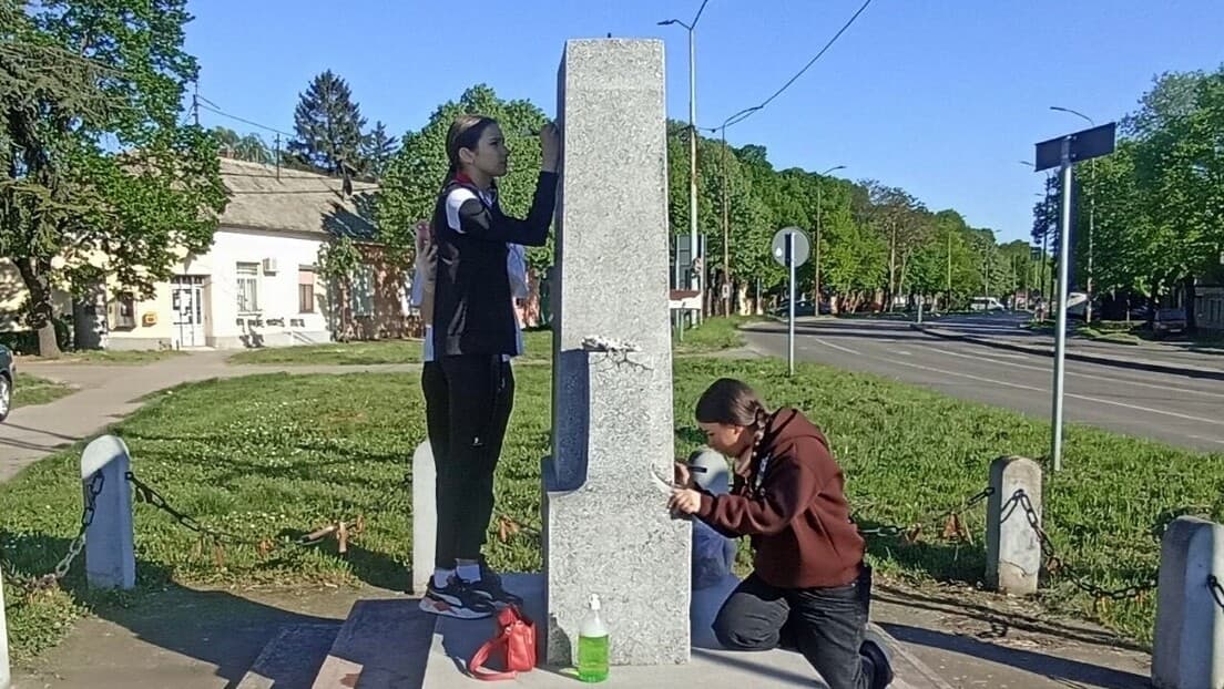 Uoči Dana pobede: Deca-volonteri obnavljaju spomenike Crvene armije i jugoslovenskih partizana