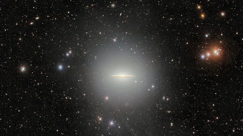 Novi snimak Galaksije Sombrero otkriva ogroman difuzni halo i tanu zvezdanu stazu