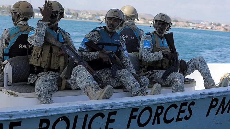 Somalijski pirati u savezu s Houthijima ciljaju trgovačku rutu nafte vrednu 1 bilion dolara — vraća se taktika otmica